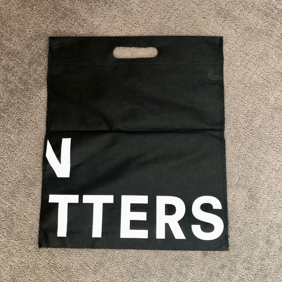 Assortment of Bags, Tote Bag and Drawstring Bag - Picture 5 of 12